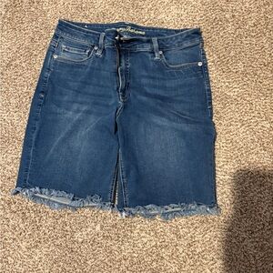 Tommy Bahama Blue Denim Shorts with Tropical Lined pockets. Size 10. 9” inseam